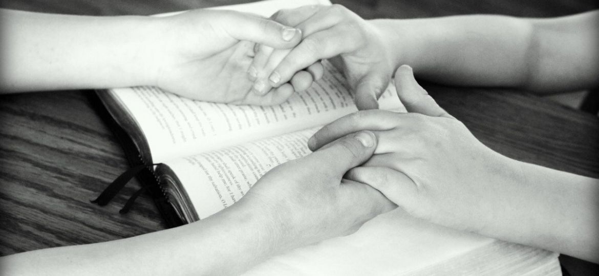 holding-hands-752878_1280